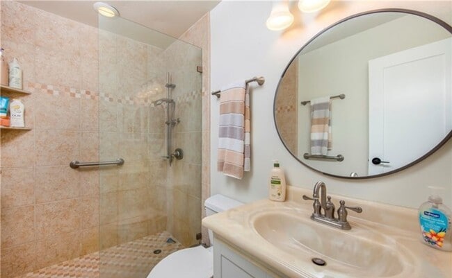 Building Photo - CLEAN & QUIET 2 BED 1 BATH CONDO