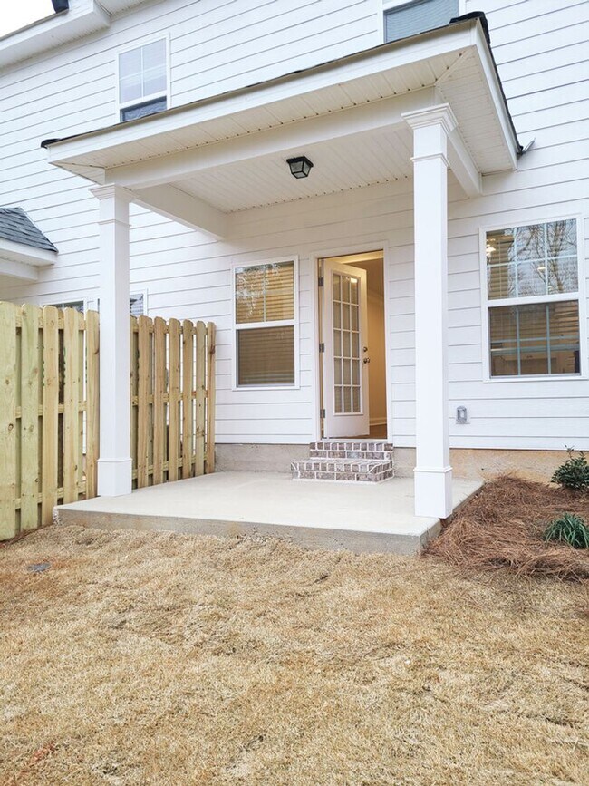 Building Photo - Conveniently Located Townhome for Rent. Av...