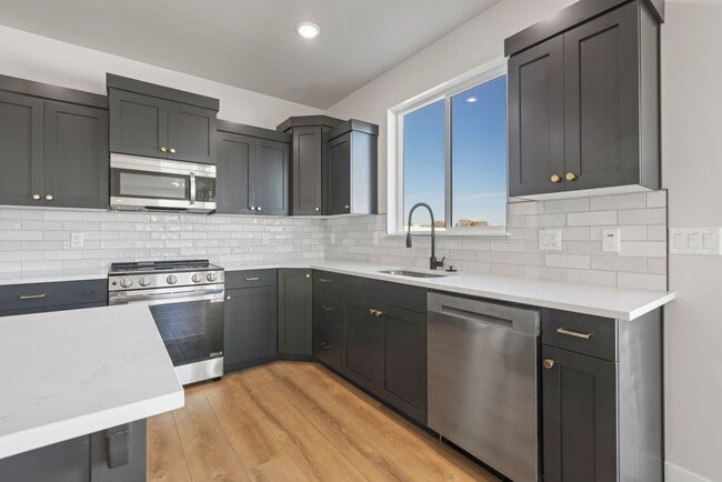 Building Photo - LEASE TAKE OVER PLEASE CALL TENANTS BRITTNEY 480-868-7733 OR Gunner Norton 480-450-0666 -FOR THIS...