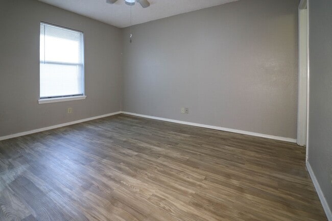 Building Photo - Cozy & Updated