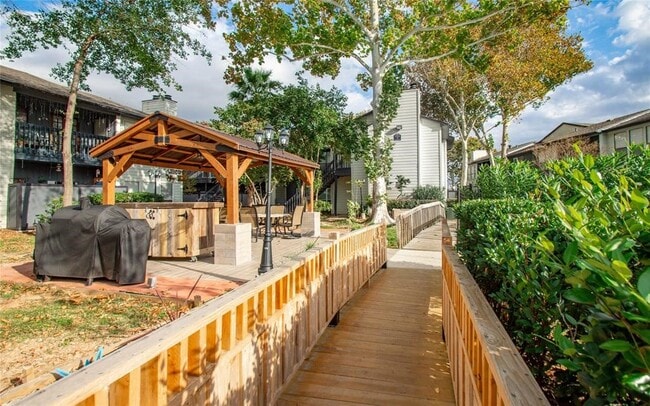 Building Photo - 9009 Richmond Ave.