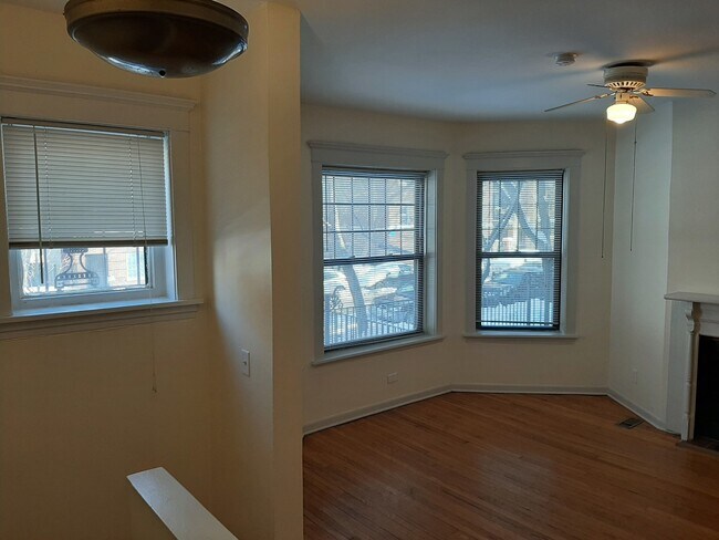 Building Photo - 5118 N Kenmore Ave