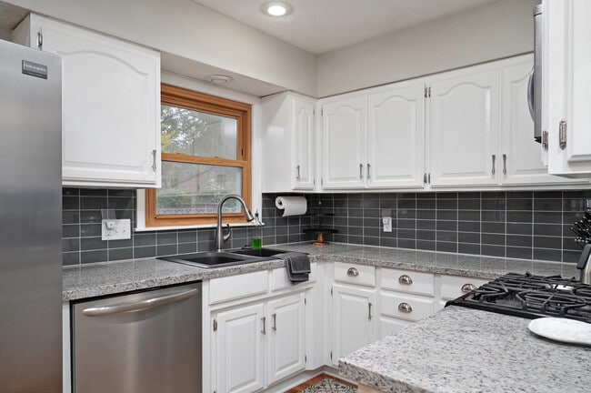 Building Photo - 2422 S Kickapoo Ave