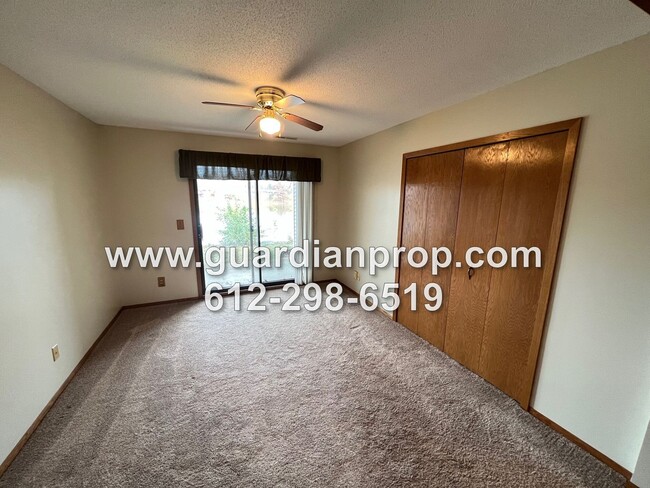 Building Photo - Split Level Townhouse Available May 1st on...