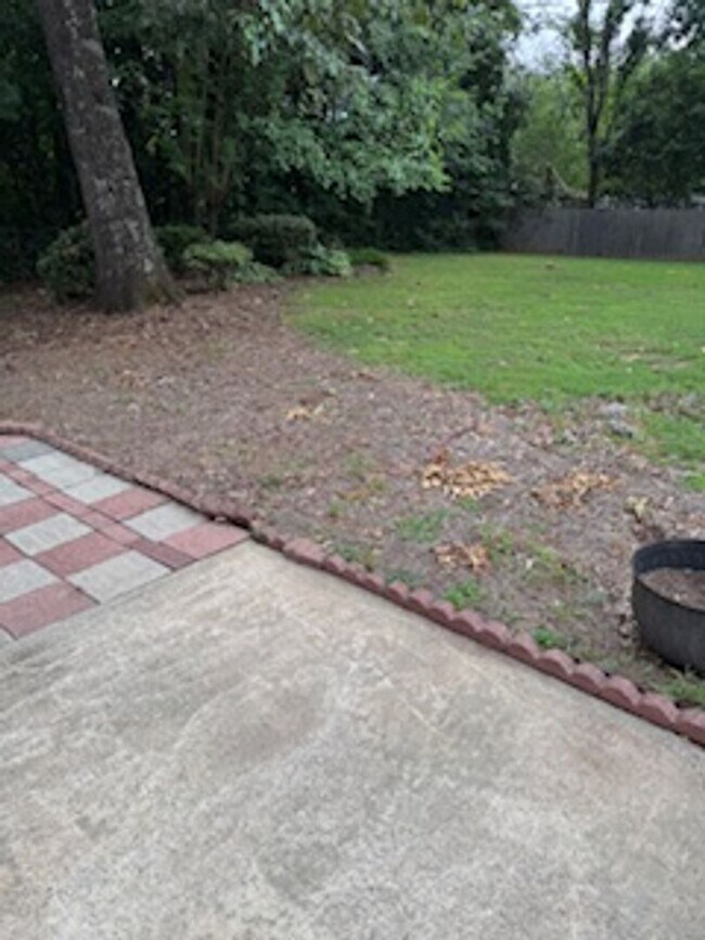 Building Photo - 4 Bedroom with fenced in yard!