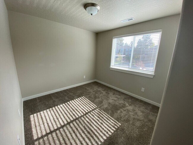 Building Photo - 3 Bed 2.5 Bath home in central Bend!