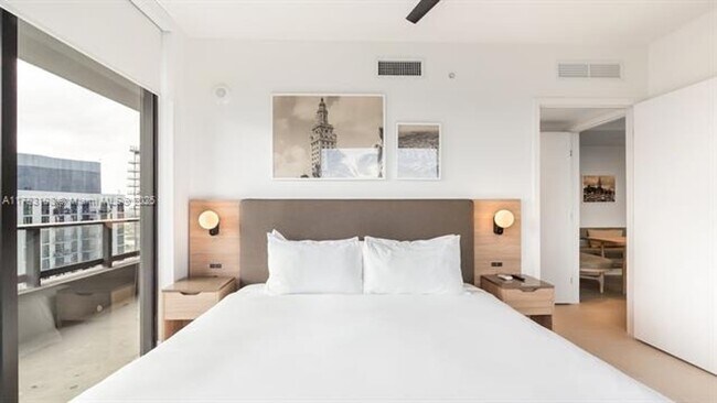 Building Photo - 601 NE 1st Ave