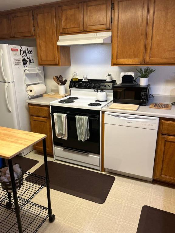 Building Photo - 563 Primrose Dr