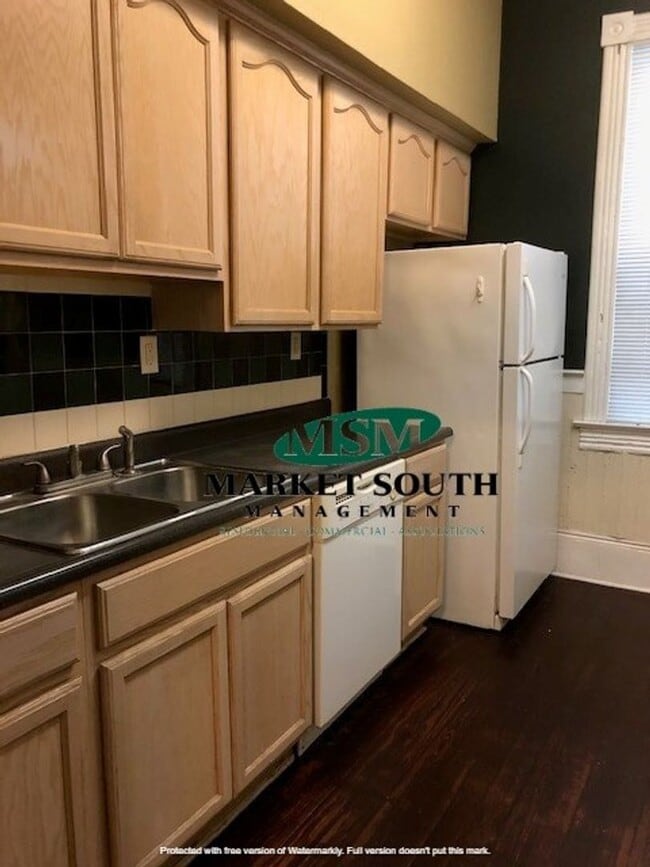 Building Photo - DOWNTOWN 3 BEDROOM!