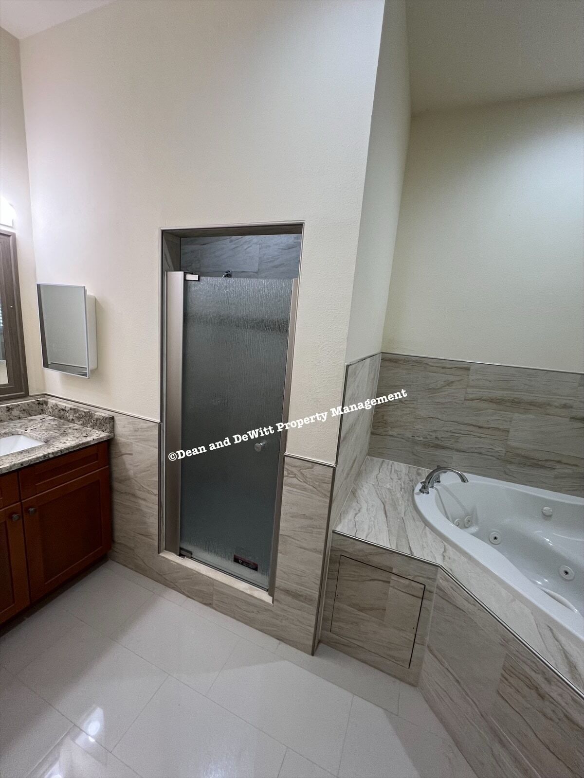 Building Photo - 4 Bed/2 Bath
