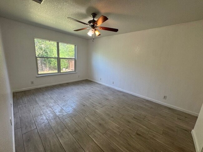 Building Photo - Nice One Story 3 Bedroom 2 Bath Home Backi...