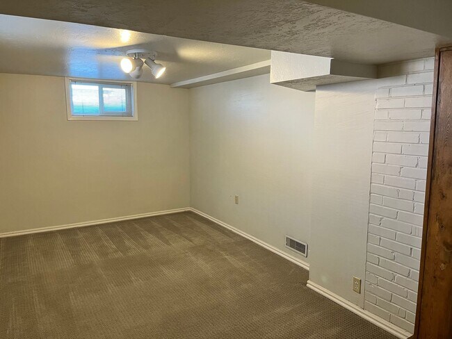 Building Photo - Charming 4 Bedroom 2 Bath Home in Sugarhouse!