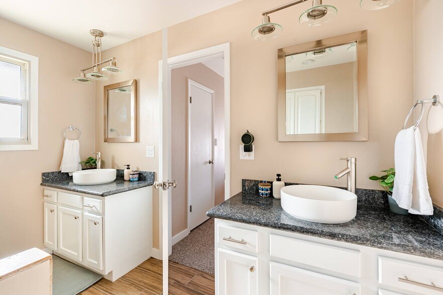 Master Bathroom - 1104 E Campus Dr