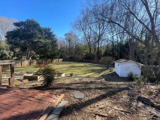 Building Photo - 3 BR Brick Ranch with Fenced Yard in Starm...
