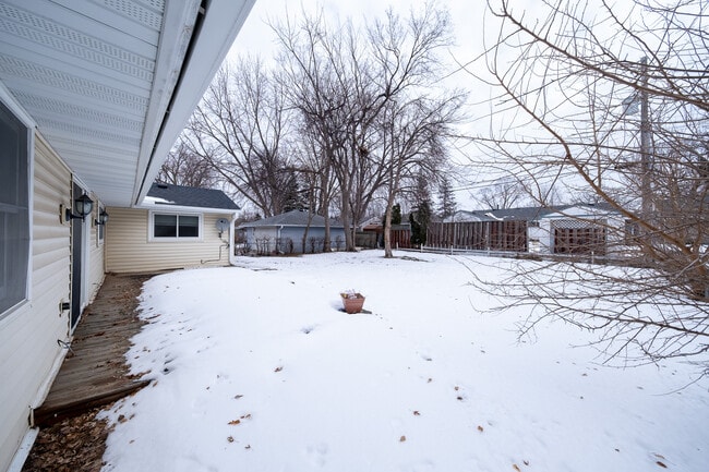 Building Photo - 5924 Idaho Ave N