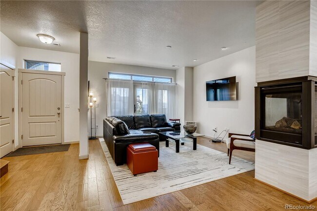 Building Photo - Gorgeous Townhouse in Breathtaking Solterr...