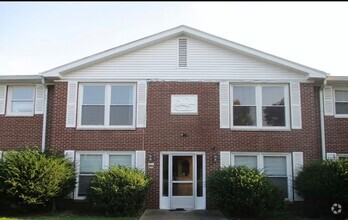 Building Photo - 2 bed 1 bath apartment, hardwood floors, l...