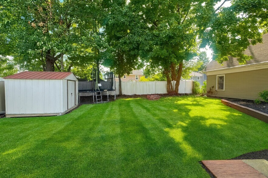 HUGE BACKYARD - 89 Grant St