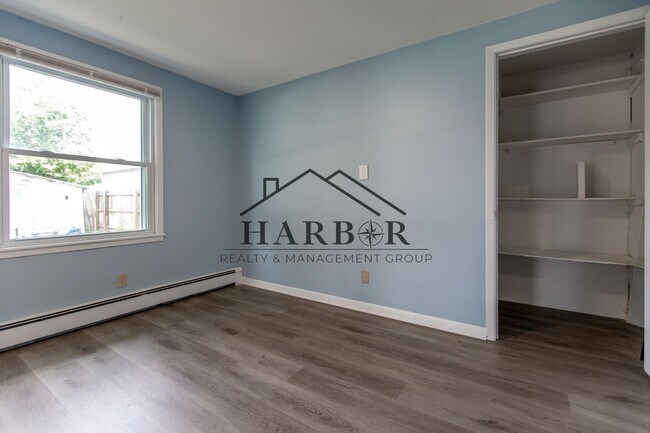 Building Photo - Large 3 Bedroom Apartment!