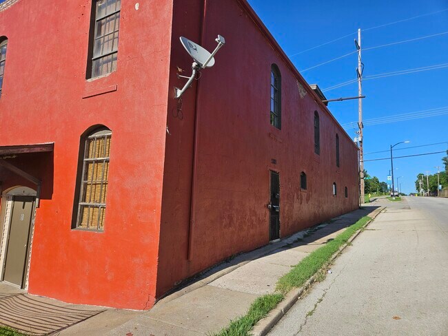 Building Photo - 1303 W College St