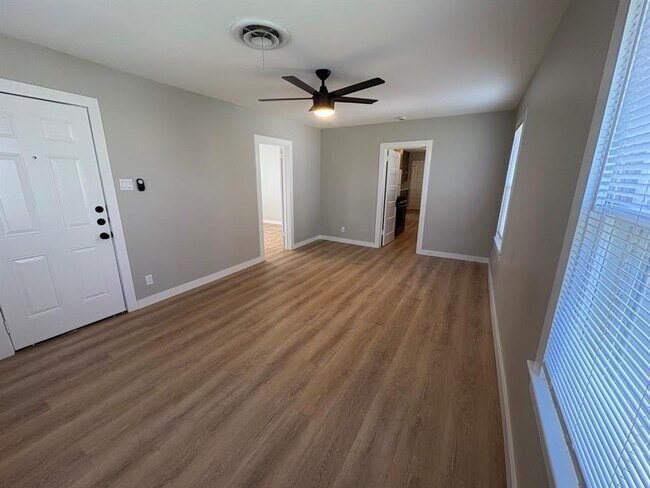 Building Photo - 4620 Bennett Ave