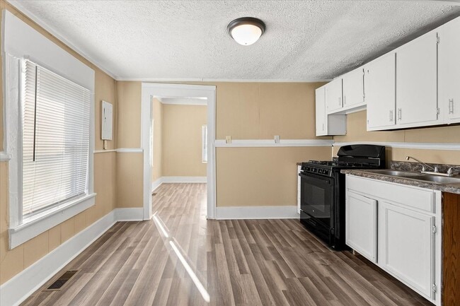 Building Photo - One Bedroom One Bath Unit Available for Immediate Occupancy