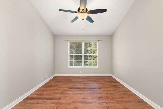 Building Photo - Highly sought after Chesney Glen division....