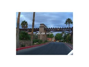 Building Photo - 5041 River Glen Dr