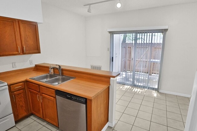 Building Photo - 12210 Apricot Dr