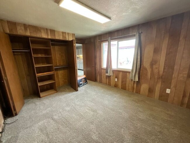 Building Photo - 1 bedroom 1 bath- Home All utilities included. Pet Friendly!