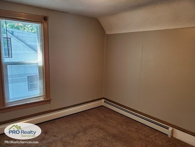 Building Photo - Charming 4 Bedroom Home