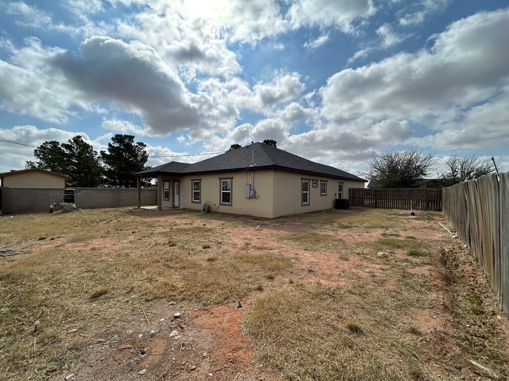 Building Photo - 11608 Catalpa St