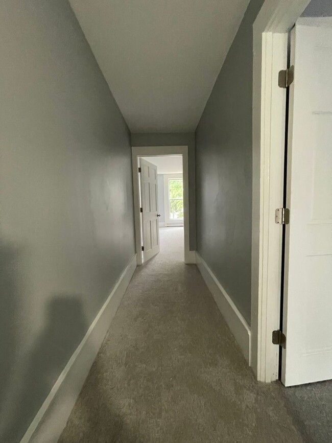 Building Photo - Second floor 4 Bedroom 1 Bathroom Two Stor...