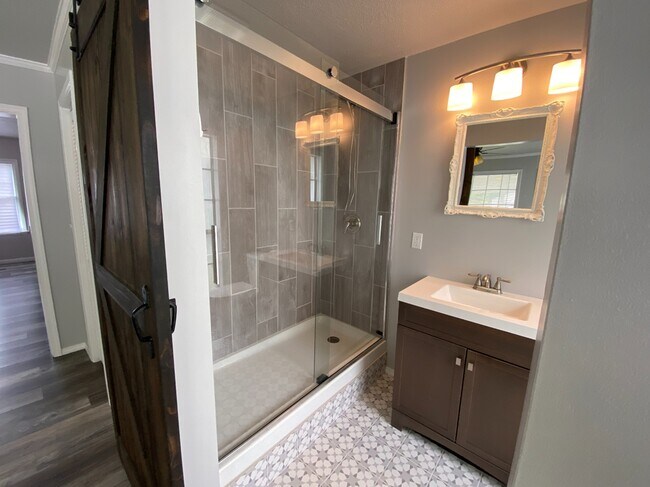 Building Photo - 4711 E 4th Pl