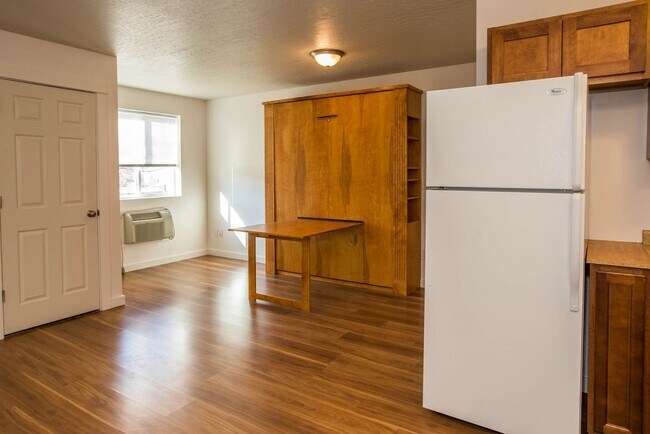 Building Photo - 1906 S 14th St W