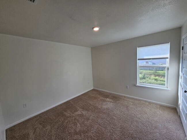 Building Photo - Spacious 4-bedroom Home in Panama City, FL - Perfect for long-term rental! *1/2 Off 1st Month's R...