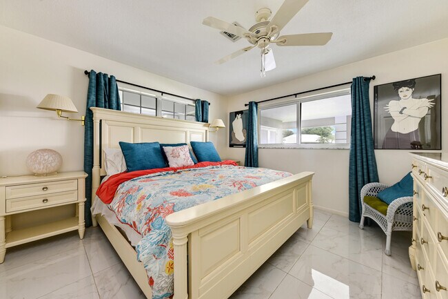 Building Photo - 450 French Royale Cir