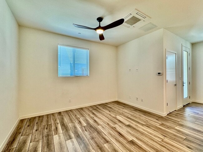 Building Photo - NEWER 2 BED, 2.5. BATH TOWNHOME IN BROADWAY AREA OF SACRAMENTO