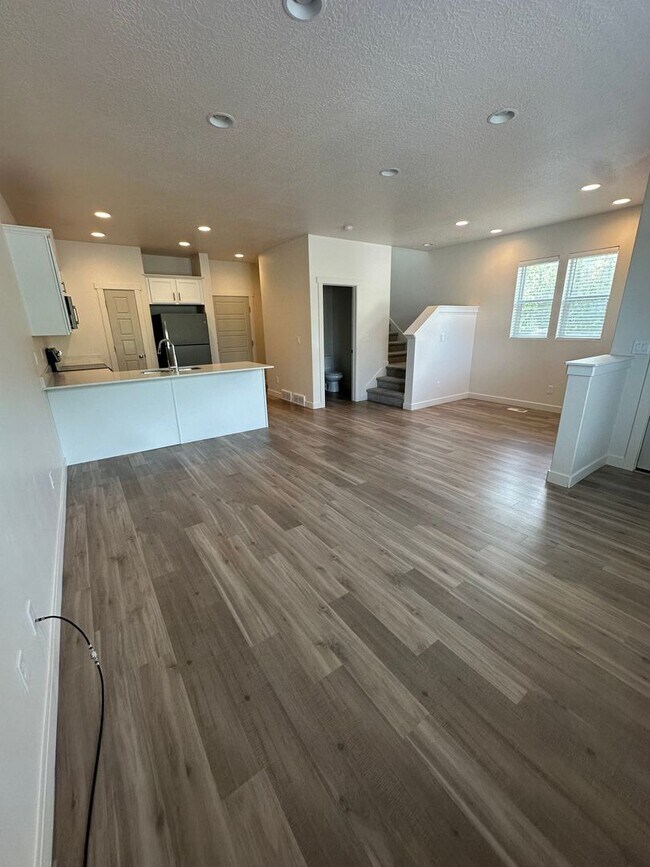 Building Photo - Gorgeous Townhome!!!