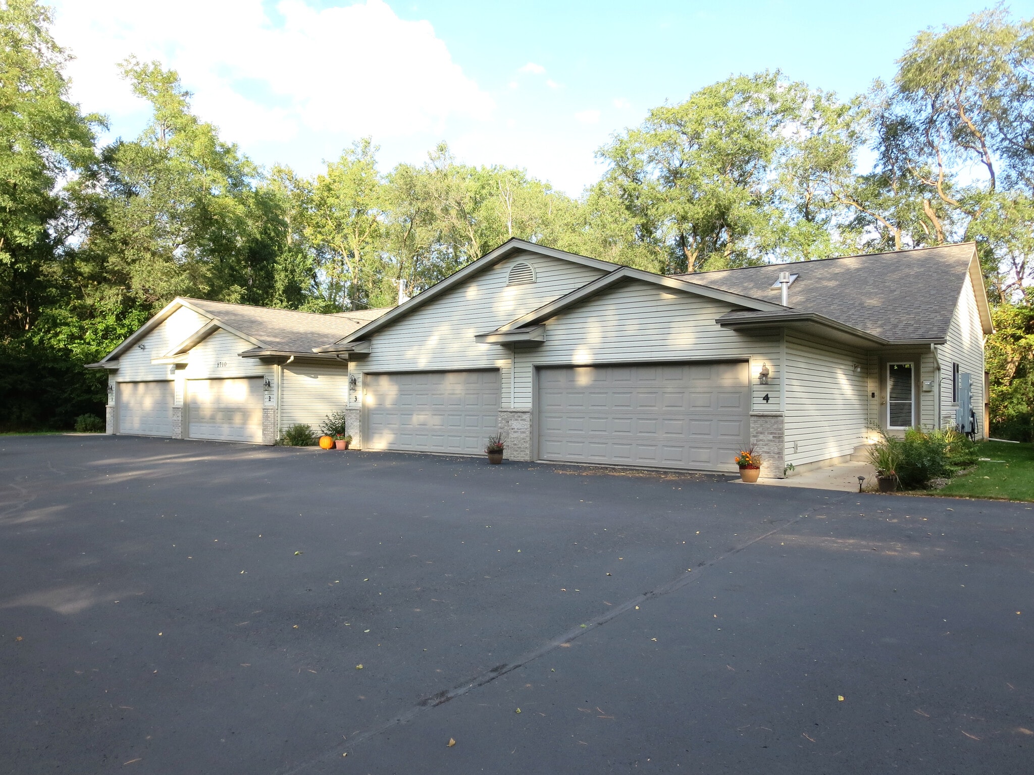 Building Photo - 1710 Menomonie St