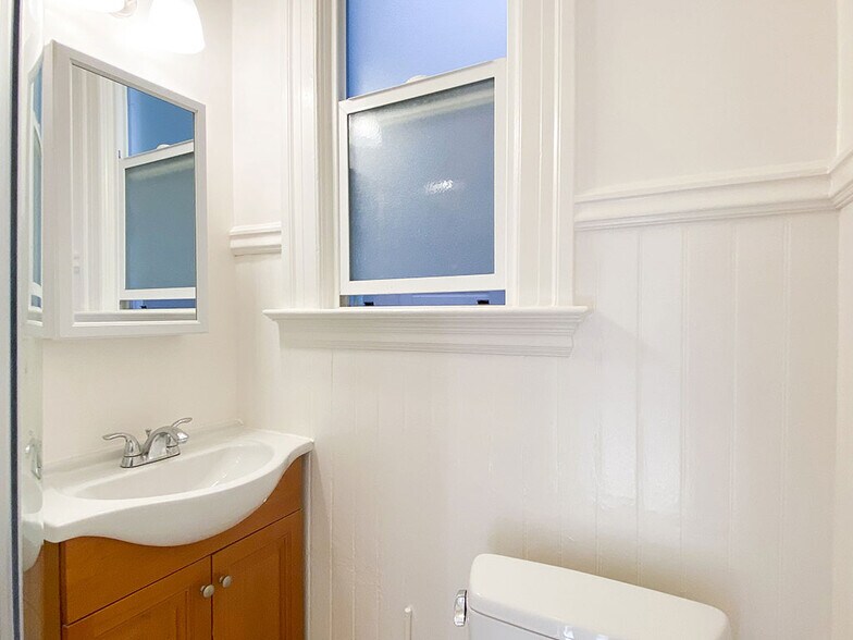 Building Photo - 527 Union St