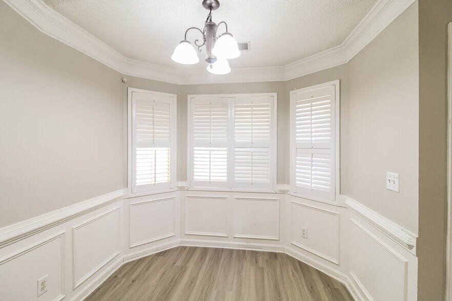 Building Photo - 2611 Fort Apachee Ct
