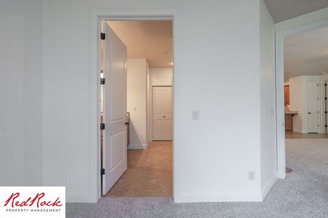 Building Photo - Remarkable 3 Bedroom Condo Next to Sunbroo...