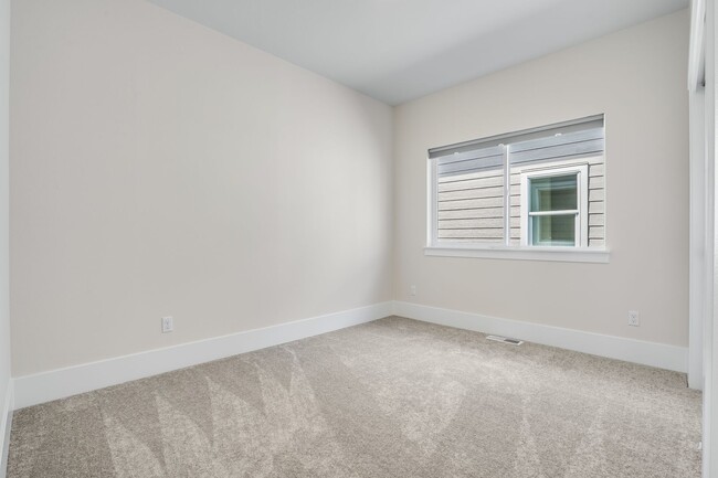 Building Photo - Beautiful New Build 4 Bed, 3 Bath Rental H...