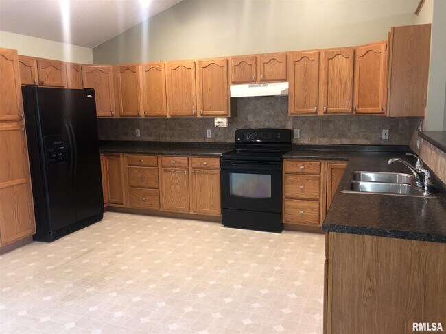 Building Photo - 6142 N Elmwood Ave