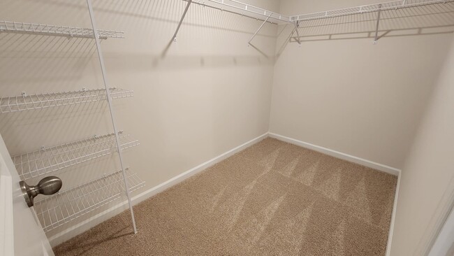 Building Photo - 560 Country Oak Dr