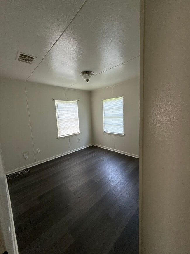 Building Photo - 3br 1bath bossier home great location! Fen...