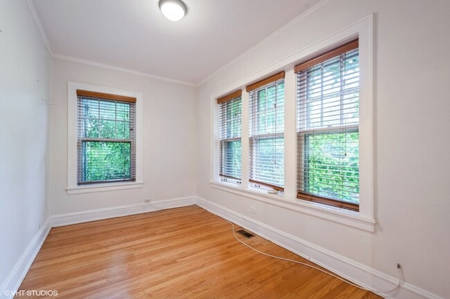 Building Photo - 557 Barton Ave