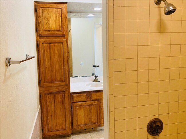 Building Photo - 2001 Highland Hills Dr