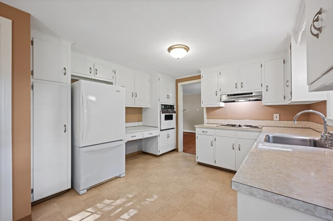Building Photo - 135 Brookside Rd